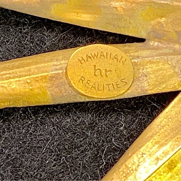 Vintage Hawaiian Realities broach/pin in a palm or bamboo leaf design - Picture 7 of 8